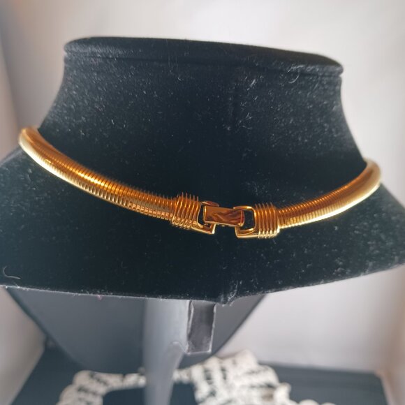 Vintage Trifari Necklace Signed Gold Tone Pink Enamel Wave Statement Choker - Picture 5 of 13